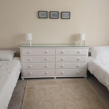 Spacious 2-Bed Apartment In روثين المظهر الخارجي الصورة